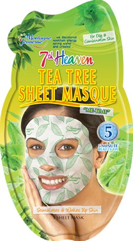En kvinne har på seg en hvit ansiktsmaske med grønne teblader, som fremmer en tea tree sheet maske for å berolige og rense huden.