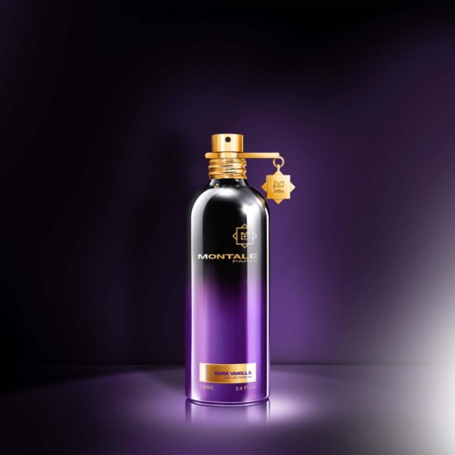Een zwartpaarse sprayfles met gouden accenten, label 'Dark Vanilla,' staat op een donkere achtergrond.