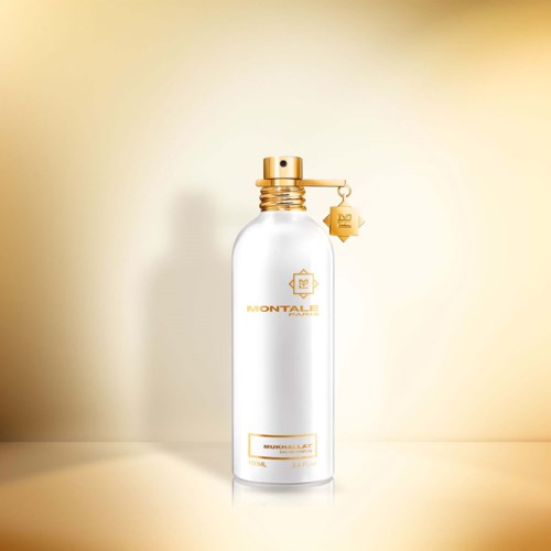 Eine weiße, elegante Flasche mit Goldakzenten und einem Tag, vor einem gradienten beigen Hintergrund.
