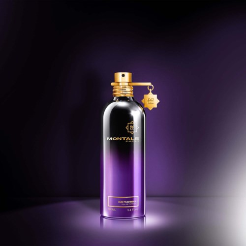 Eine lange Parfümflasche mit schwarzen und violetten Farben, goldener Verschluss, und ein kleiner Anhänger.