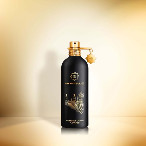 Eine schwarze Flasche mit goldenen Details und einer kleinen Kette, vor einem Farbverlaufshintergrund, beschriftet "RENDEZ-VOUS A PARIS."