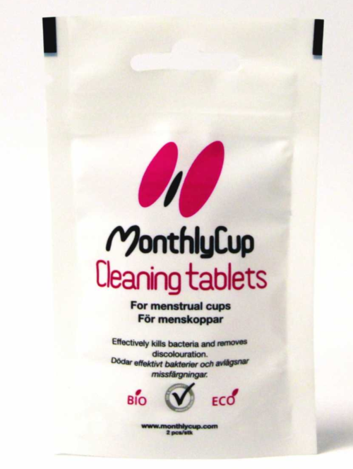 En hvit pose med rosa og svart tekst som reklamerer rengjøringstabletter for menstruasjonskopper, påstår at de dreper bakterier og fjerner flekker.