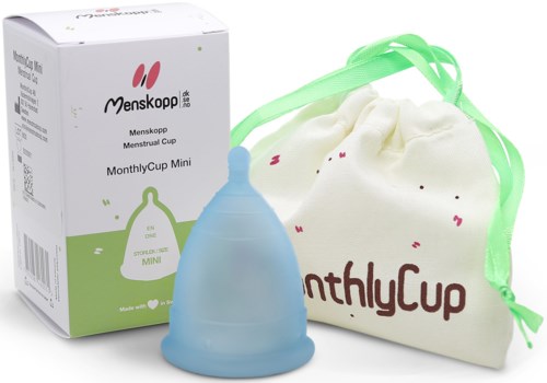 En menstruationskopp, förpackning och tygpåse visas, utformade för kvinnlig hygien. Koppen är blå och påsen är vit med gröna band.