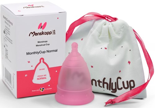 En menskopp i rosa färg med en förpackning och en vit bärpåse.
