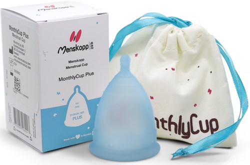 En menstruationskop med æske og stofpose vises, designet til hygiejne.