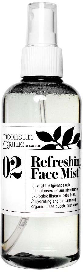 Przezroczysta butelka z rozpylaczem, oznaczona "Refresing Face Mist," zawiera płyn, przeznaczona do nawilżenia skóry.