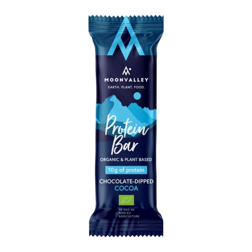 Een blauw verpakte eiwitreep met berggrafiek, tekst over biologisch en plantaardig, en cacao smaak.