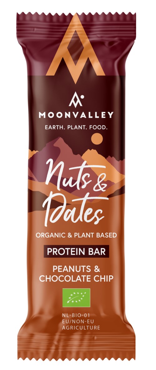 Ongeopende proteereep met pinda's, chocoladechips en noten, gemarkeerd als biologisch en plantaardig door Moonvalley.