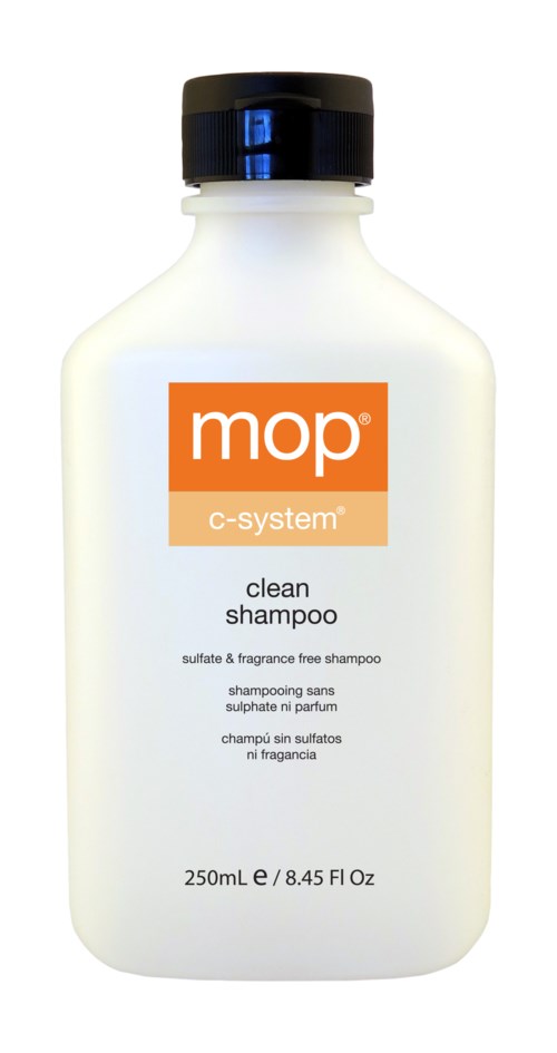 En vit flaska med svart lock, märkt 'mop c-system clean shampoo' för hårtvätt.