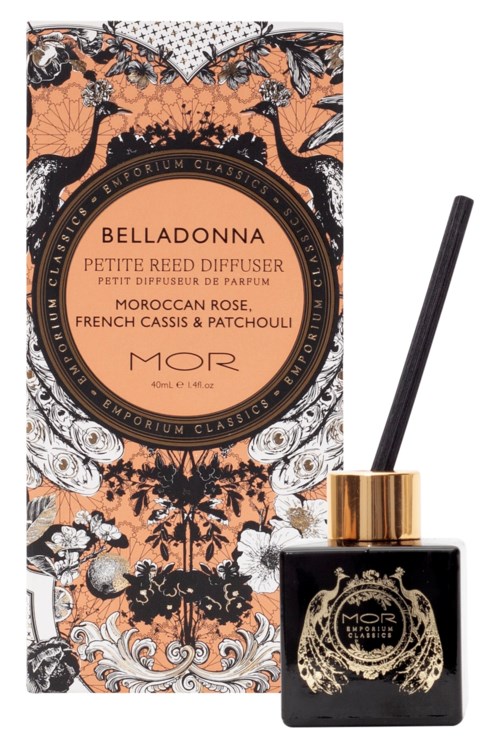 En parfyllåse merket 'Belladonna' med en duftflaske ved siden av, med svart og gulldesign.