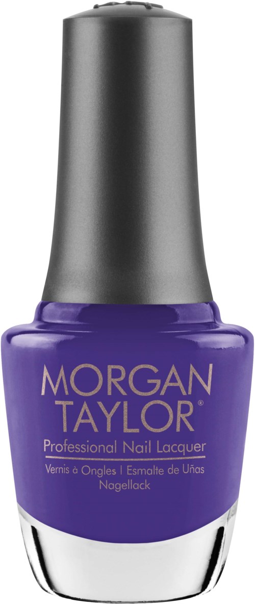 En lila nagellackflaska med en silverhätta och guldtext som säger "Morgan Taylor".