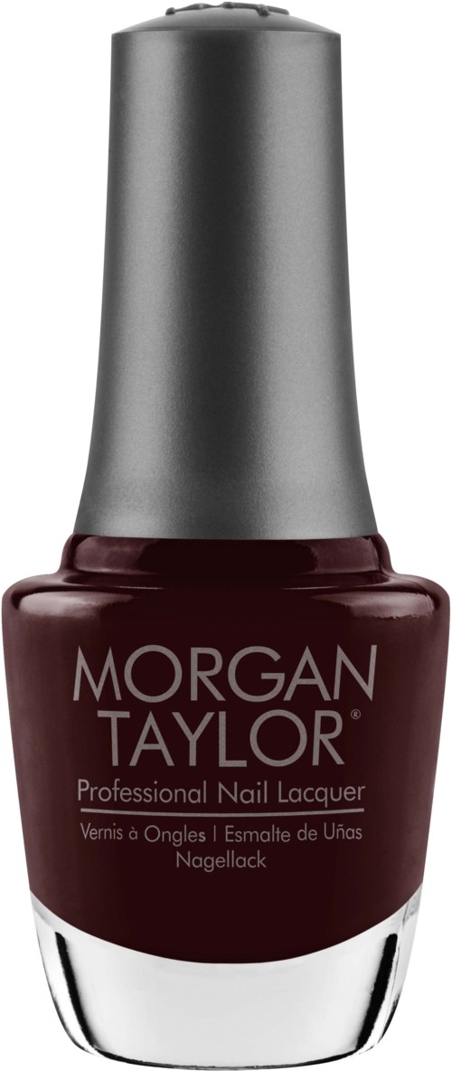 En vinröd nagellacksflaska med silverkork och vit text, märke: Morgan Taylor.