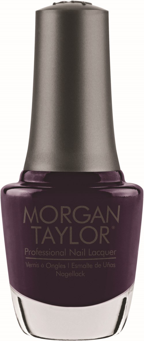 En mörklila nagellackflaska med silverlock och guldtext som säger 'Morgan Taylor' står upprätt.