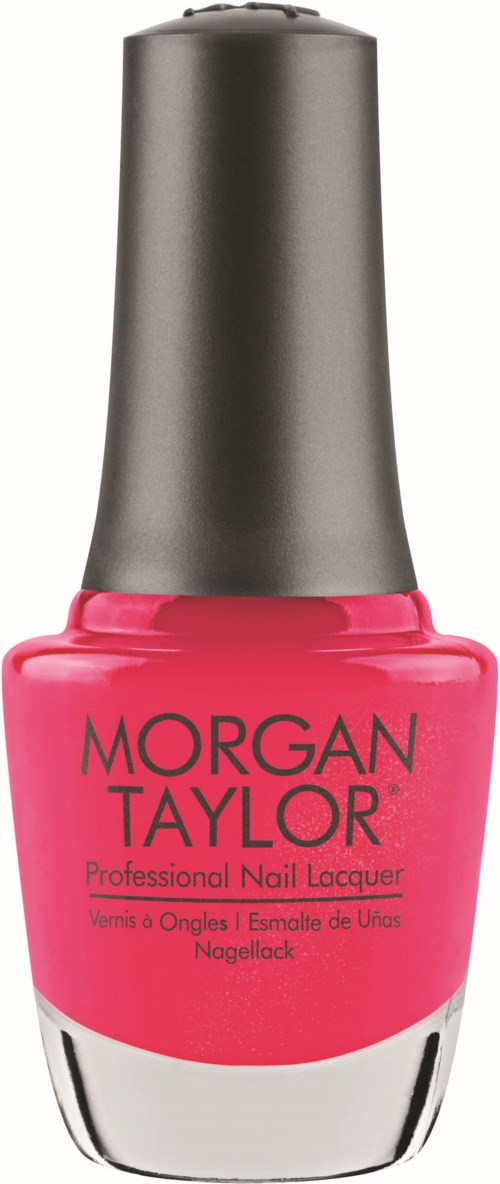 Jasno różowa butelka lakieru do paznokci z srebrnym kapslem i czarnym tekstem "Morgan Taylor" i szczegółami produktu.
