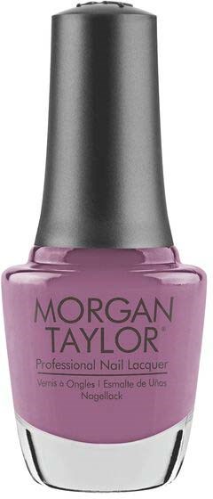 Lila nagellack i en flaska med ett grått lock. Etiketten visar Morgan Taylor-varumärket och professionell nagellack.