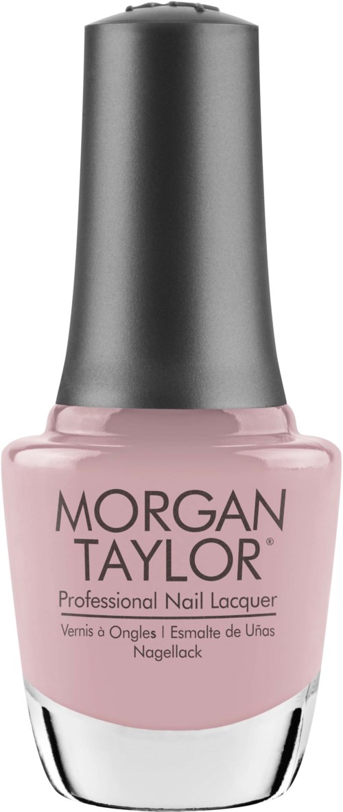 En rosa nagellackflaska med silvrigt lock och svart text som visar märke och produktinformation.