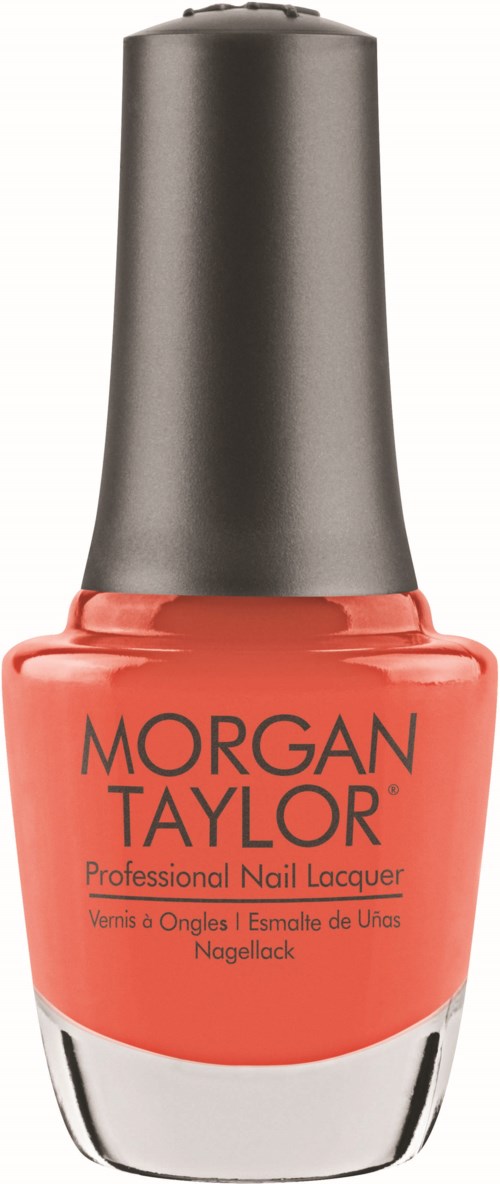 En flaska med korallrosa nagellack med silverkork, märkt Morgan Taylor, professionell nagellack.