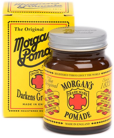 Ein krukke Morgan's Pomade med gul etikett, rød og svart tekst, og en matchende gul eske bak.