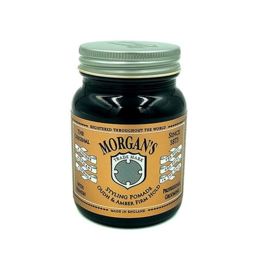 En krukke med Morgan's stylingpomade, svart med en beige etikett, sølvfarget lokk, og tekst som beskriver produktet.