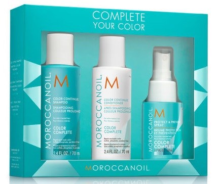 En uppsättning tre Moroccanoil hårprodukter i en turkos låda: schampo, balsam och spray.