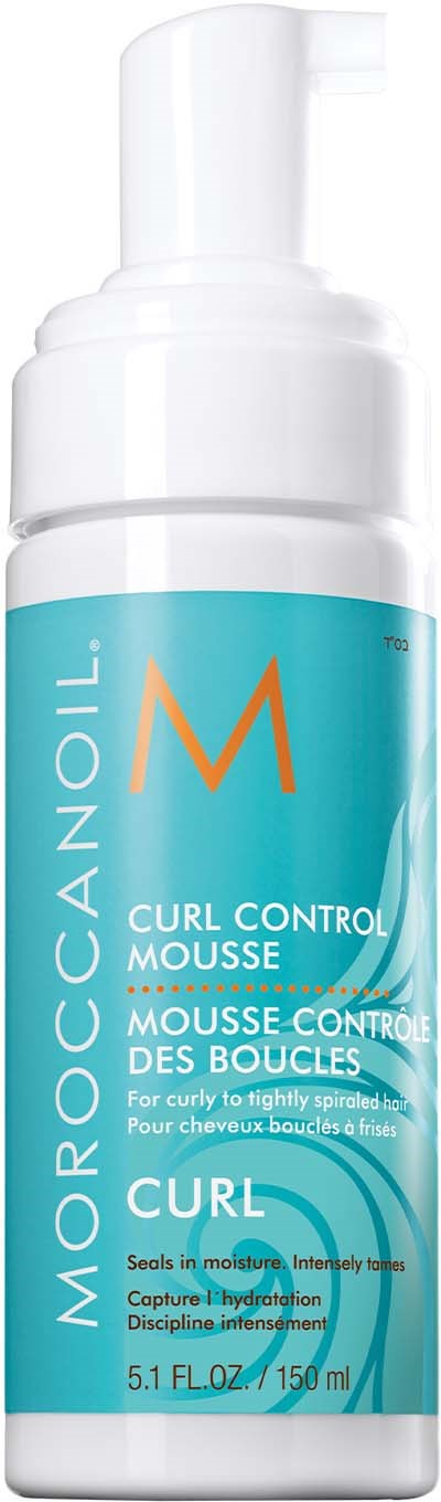 Valkoinen pullo pumpulla, merkiltä Moroccanoil Curl Control Mousse, kiharoille. Sisältää 150 ml.
