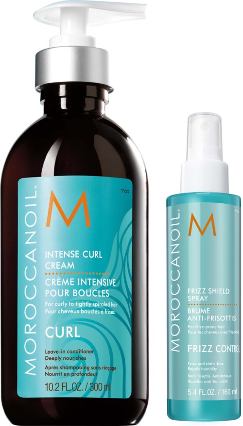 Två flaskor Moroccanoil hårprodukter, en för intensiv lockkräm och en för frizzkontrollspray.