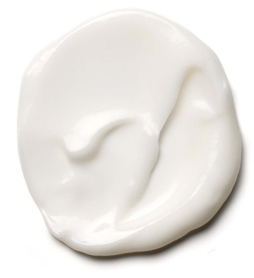 En klump vit grädde eller yoghurt på vit bakgrund, slät och lätt virvlad.