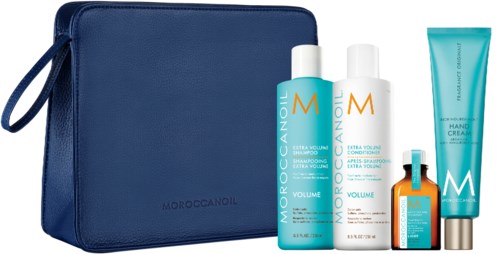 Setti MoroccanOil-hiustenhoitotuotteita shampoosta, hoitosuihkeesta, pikkutölkistä ja käsivoiteesta sinisessä laukussa.