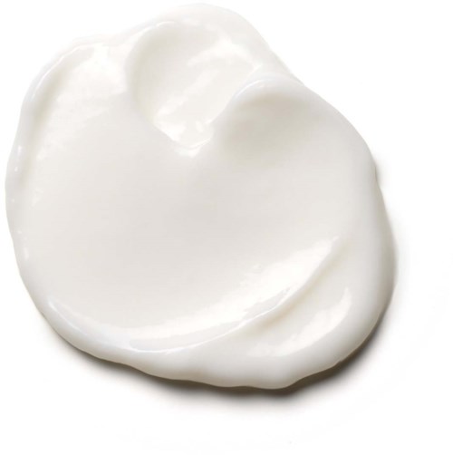 En klick vit grädde eller yoghurt med en slät, glänsande yta och några mjuka toppar.
