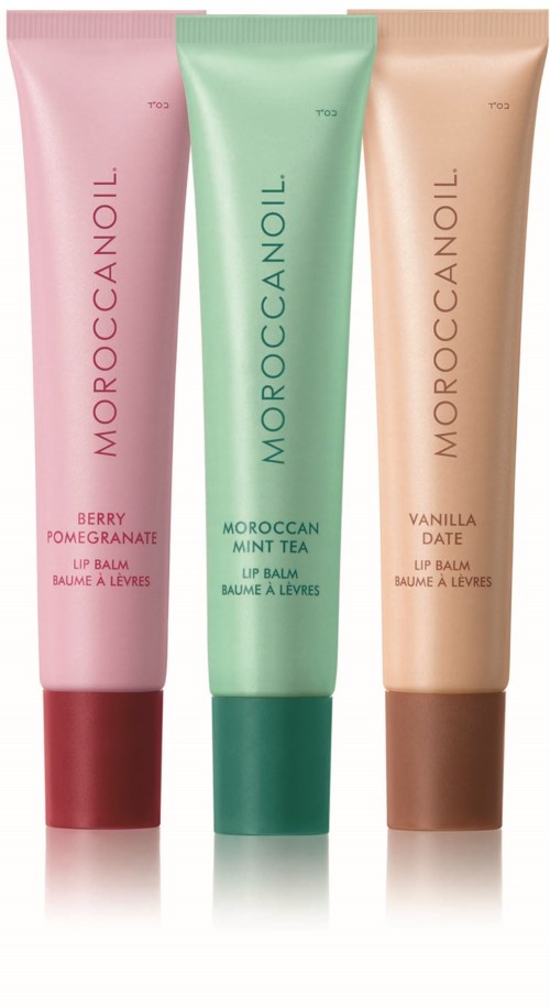 Tre Moroccanoil läppbalsam i rosa, grönt och beige tuber med smakkataloger: Berry Pomegranate, Moroccan Mint Tea, Vanilla Date.
