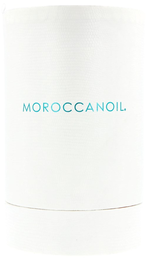 En vit behållare med ordet 'Moroccanoil' i blå bokstäver. Fokuset är på loggan och ren design.