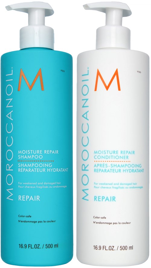 Två flaskor med Moroccanoil hårvårdsprodukter, en blå för schampo och en vit för balsam.