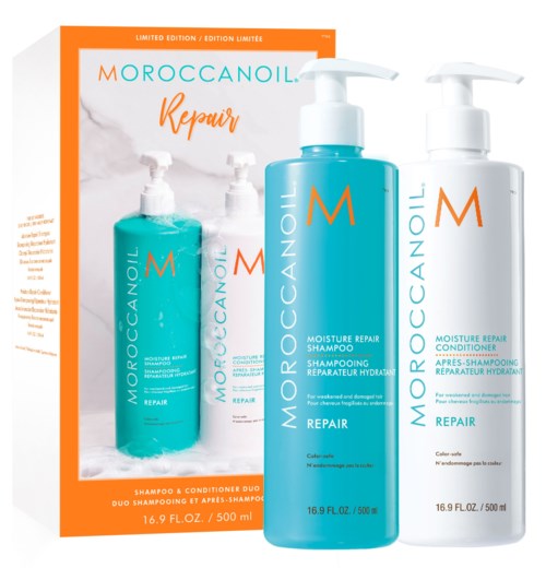 Två flaskor MoroccanOil reparationsschampo och balsam i blått och vitt, med en låda bakom dem.