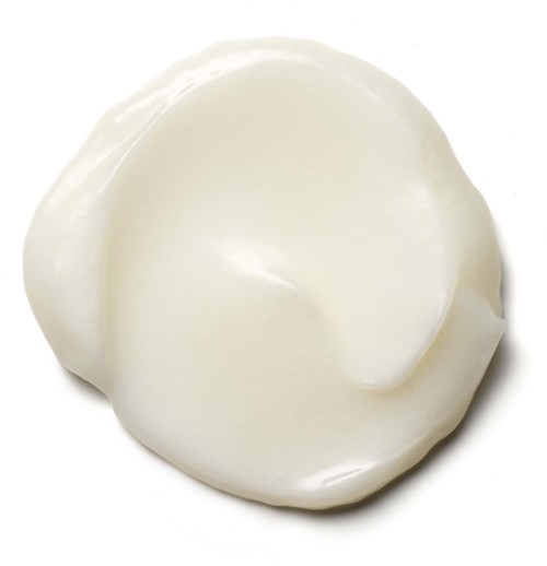 En rund, glatt, hvit ball av kremaktig substans, kanskje yoghurt eller saus.