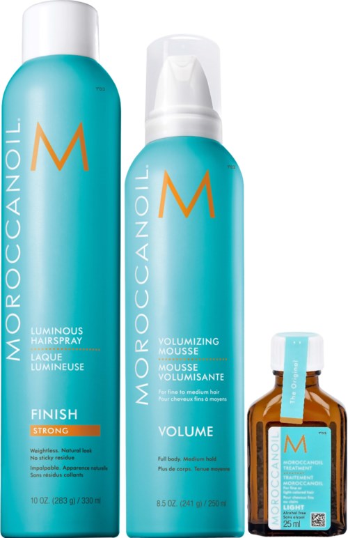 Trzy niebieskie butelki produktów do włosów Moroccanoil z pomarańczowymi i białymi etykietami.