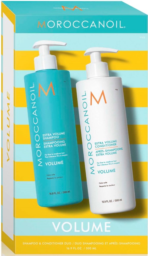 To flasker med Moroccanoil sjampo og balsam med blått og hvitt design på en stripete bakgrunn.