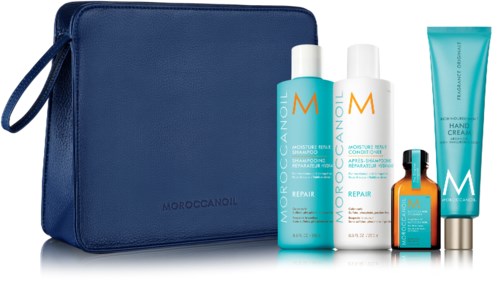 Blå resväska med fyra hudvårds- eller hårvårdsflaskor och en tub. Väskan är från Moroccanoil.