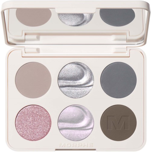 En sminkpalett med sex ögonskuggor i färger som beige, silver, mörkgrå, rosa glittrig, lila och mörkbrun.