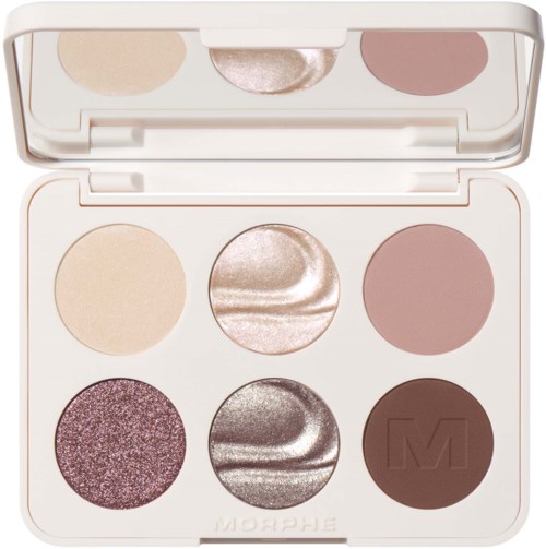 Øyeskyggepalette med seks glitter- og mattfarger, inkludert beige, rosa, brunt og sølv.