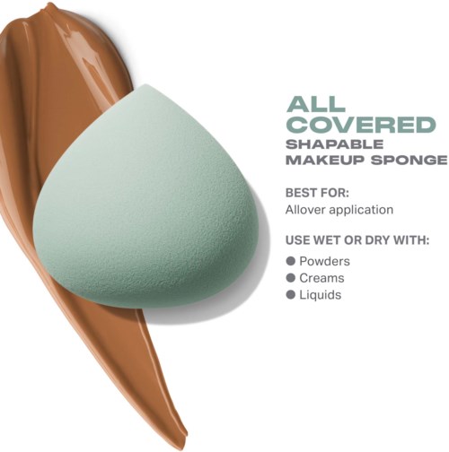 En illustration visar en sminksvamp i form av en tår och en brun makeup-produkt. Den betonar användning för hela ansiktet.