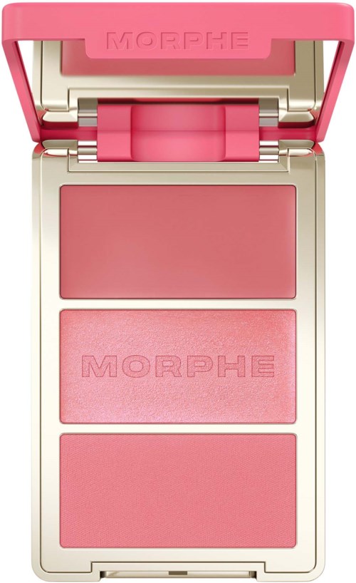 En rosa og hvit sminkeassett med tre rosa nyanser av blush eller øyeskygge.