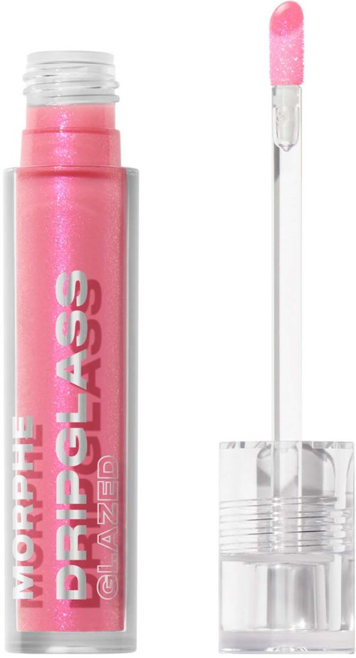 Pink läppglansrör med klar lock och applikator. Applikatorn har rosa gloss på sig. Röret har stor vit text.