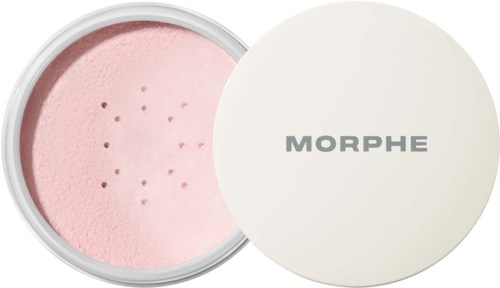 Lyst rosa pulver i en rund beholder med hvit lokk merket MORPHE.