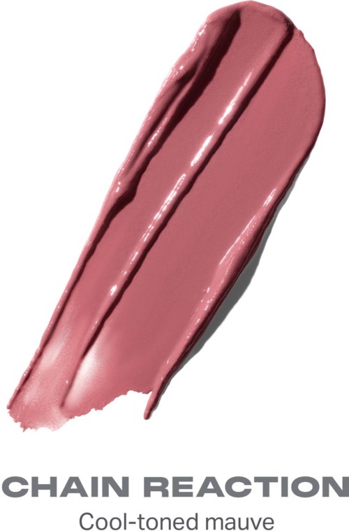 Et mauve leppefargestrek, skinnende og jevn, med skygge nedenfor. Teksten sier Chain Reaction, kultonet mauve.