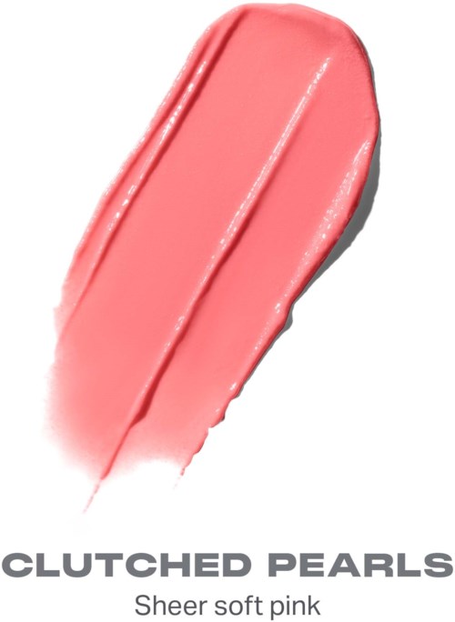 En myk rosa leppestiftflek med orden Clutched Pearls og sheer pink nederst.