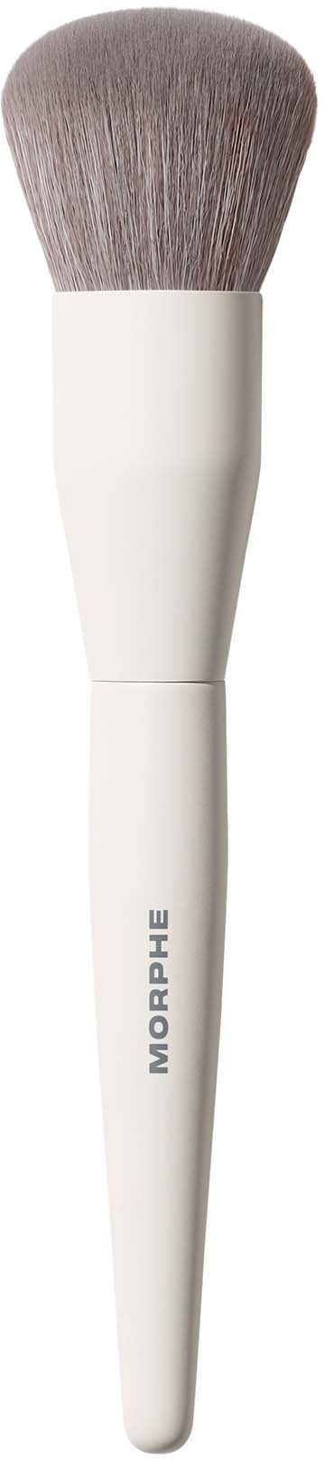 En makeupborste med vit handtag och mjuka borst som används för att applicera makeup.