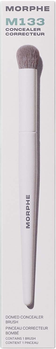 En lang, hvid makeupbørste med en blød, rund grå spids, mærket Morphe M133 Concealer Brush på emballagen.