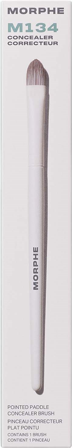 En vit sminkborste med spetsig spets i förpackning märkt Morphe M134 concealer korrigerare.