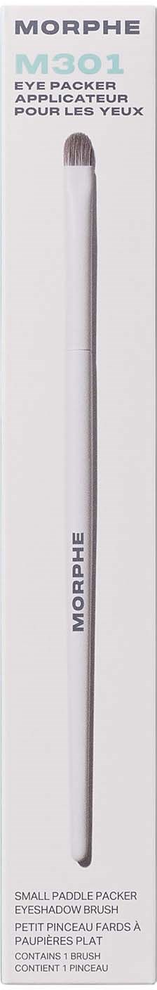 En vit ögonskuggspensel i ett förpackning märkt Morphe M301 Eye Packer. Liten och smal. Utformad för noggrann applicering.