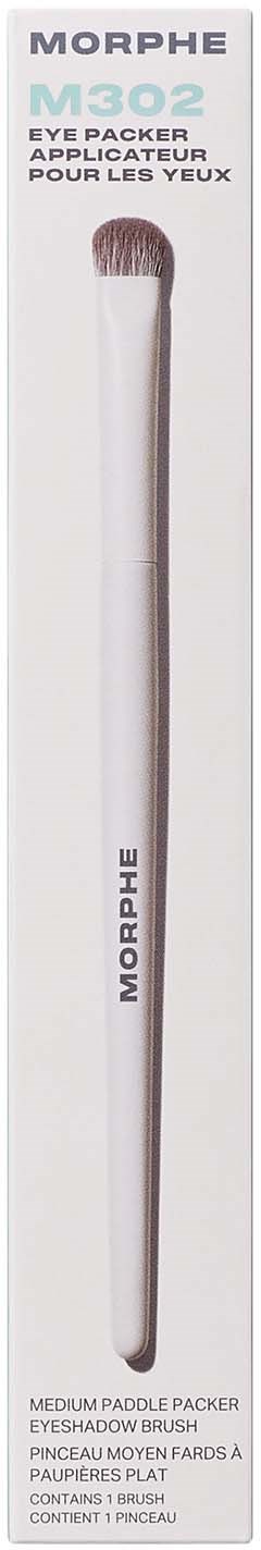En lång, vit makeupborste i förpackning med text, märkt som Morphe M302 ögonskuggspensel.